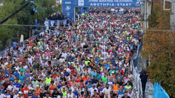 Σε εξέλιξη ο 42ος Μαραθώνιος της Αθήνας - Πάνω από 75.000 δρομείς από 126 χώρες (photos)