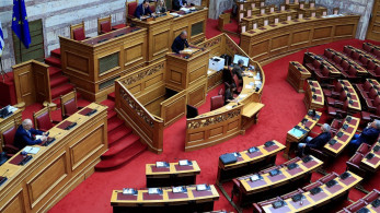 Τέλος η ανοχή στη Βουλή - «Πέρασε» από την Ολομέλεια ο «χρονοκόφτης»