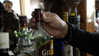 Η κυβέρνηση αυξάνει τα «φρένα» στο αλκοόλ για ανηλίκους - Τι λένε τα δεδομένα και πώς θα δράσουν τα νέα μέτρα