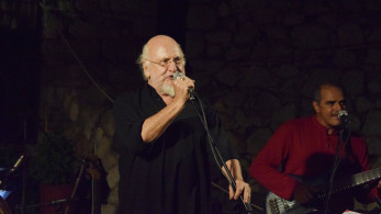 Σαν σήμερα γεννήθηκε ο Διονύσης Σαββόπουλος, ο αιώνιος έφηβος της ελληνικής μουσικής