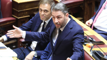 Πήγε (στη Βουλή) για μαλλί κι έφυγε… κουρεμένος ο Ανδρουλάκης: νέες γκάφες και fake news
