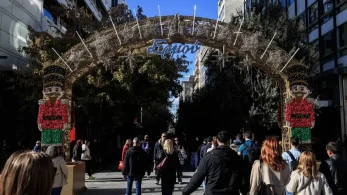 Η Ερμού «πλημμυρίζει» από κόσμο - Ανοιχτά τα καταστήματα με δελεαστικές προσφορές