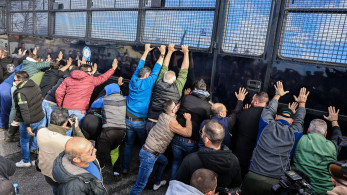Κλείνουν την εθνική οι αγρότες - Χάνουν το δίκιο τους με τις απειλές