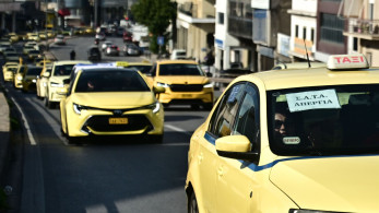 Σε πανελλαδική απεργία διαρκείας προχωρούν οι οδηγοί ταξί από αύριο Τρίτη