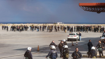Κρήτη: Οι αγρότες έκλεισαν τα αεροδρόμια σε Χανιά και Ηράκλειο - Εκτεταμένα επεισόδια, ένας αστυνομικός τραυματίας (video)