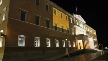 Με τον λαϊκισμό ενωμένοι και μονίμως «αγανακτισμένοι» - Το μίσος θρέφει τα πολιτικά άκρα