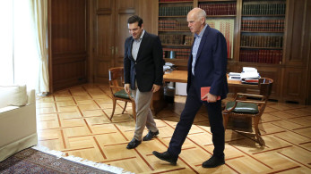 Ο Αλέξης Τσίπρας αντιγράφει Γιώργο Παπανδρέου: λέει στους αγρότες «λεφτά υπάρχουν»