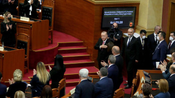 Επεισόδια και φωτοβολίδες στη Βουλή της Αλβανίας - Στο επίκεντρο η αντιπρόεδρος της κυβέρνησης (video)