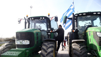 Μπλόκα αγροτών: δεν μπορούν να ανοίξουν τις λωρίδες επειδή παράτησαν τα τρακτέρ και έφυγαν