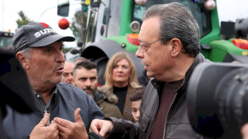 Πιάνει… στασίδι στα μπλόκα η αντιπολίτευση: πολιτική ομπρέλα στους αποκλεισμούς