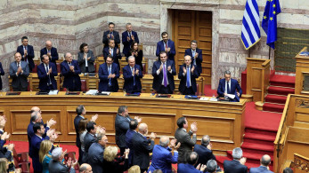 Οι δύο Ελλάδες: Οι μάχες που δίνονται και η αντιπολίτευση του… φραπέ