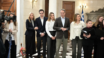 Ο Κυριάκος Μητσοτάκης άκουσε τα κάλαντα των Χριστουγέννων (photos και video)
