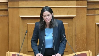 Βουλή - Νίκη Κεραμέως: Στόχος για το 2026 αύξηση μισθών και μείωση ανεργίας κάτω από το 8%
