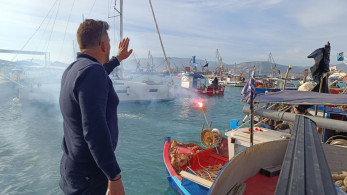 Στο λιμάνι του Βόλου τα τρακτέρ - Με βάρκες και καπνογόνα οι ψαράδες - Τελεσίγραφο να φύγουν έως τις 13:00 (photos και video)