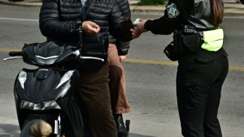 Αττική οδός: οδηγός μηχανής επιχείρησε να «σπάσει» μπλόκο και παρέσυρε τροχονόμο (video)