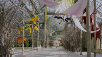 Γιγαντιαία φωλιά με λουλούδια έγινε το Palacio de Cristal στη Μαδρίτη
