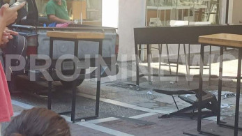Χαμός στην Καβάλα: Λύθηκε το χειρόφρενο αυτοκινήτου σε πεζόδρομο (vid)
