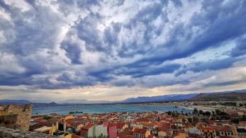 Πτώση της θερμοκρασίας και κατά τόπους ισχυρές βροχές το Σαββατοκύριακο