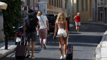 Καιρός σήμερα: Υψηλές θερμοκρασίες και… ομπρέλες
