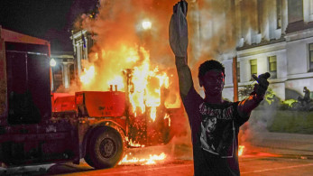ΗΠΑ: Αυξανόμενες διαδηλώσεις κατά της αστυνομικής βίας και του ρατσισμού – “Νόμο και τάξη” υπόσχεται ο Πενς