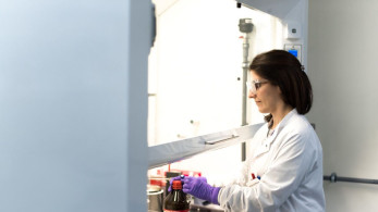 Κορωνοϊός: Η AstraZeneca επιβεβαίωσε τον Κικίλια- Τέλος του 2020 τα πρώτα εμβόλια