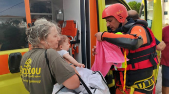Εύβοια: Συγκινεί ο διασώστης που φίλησε μωρό πριν το παραδώσει στους δικούς του (video)