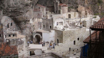 Ζωντανή εικόνα από την Παναγία Σουμελά στην Τραπεζούντα – Ο μεγάλος εορτασμός της κοιμήσεως της Θεοτόκου
