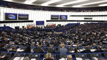 Η ΕΕ «παγώνει» τη συμφωνία με τις ΗΠΑ - Τι φοβάται ο Τραμπ