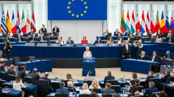 «Πάγωμα» της εμπορικής συμφωνίας ΕΕ-ΗΠΑ μετά τις απειλές Τραμπ για νέους δασμούς