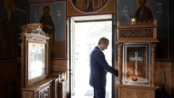 Θεοφάνια: ο Κυριάκος Μητσοτάκης άναψε κερί στο εκκλησάκι της 112 Πτέρυγας Μάχης