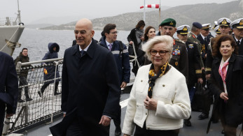 Ο Νίκος Δένδιας υποδέχθηκε την Κατρίν Βοτρίν στη φρεγάτα «Κίμων»