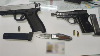 Παλαιό Φάληρο: συνελήφθη άνδρας με δύο πιστόλια και πλαστή άδεια οδήγησης