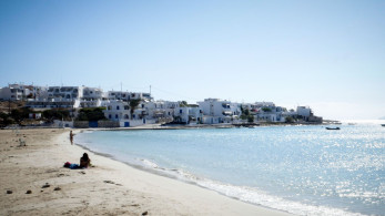 Άνω Κουφονήσι: με παρέμβαση Πιερρακάκη τέλος καντίνες και ξαπλώστρες σε Πορί και Ιταλίδα