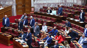 Στον «πάγκο» μέχρι νεωτέρας οι... ανέστιοι βουλευτές της Αριστεράς