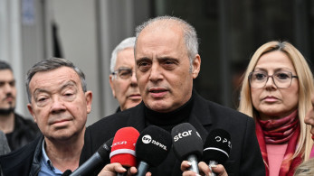 Πώς ο Βελόπουλος προσπάθησε να «πουλήσει» fake news για τον Γκέιτς, τον Επστάιν και την πανδημία