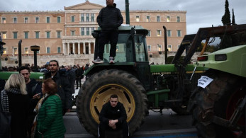 Αγρότες: παρέμειναν όλη τη νύχτα στο Σύνταγμα - Τα αιτήματα, τα πολιτικά μηνύματα και η ώρα της αποχώρησής τους