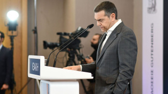 Με το βλέμμα στο κόμμα της Καρυστιανού ο Τσίπρας: μαδάει πάλι τη… μαργαρίτα