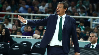 Χαμός στον αγώνα Άρη-Παναθηναϊκού με τον Αταμάν - Μπήκε στο παρκέ διαμαρτυρόμενος και αποβλήθηκε