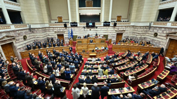Βουλή: τήρηση ενός λεπτού σιγής στη μνήμη των θυμάτων των Τεμπών