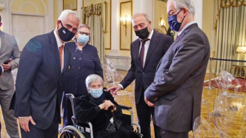 Ο Χρίστος Λιάπης αποχαιρετά την Ελένη Αρβελέρ