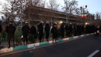 Η Βρετανία αποσύρει το διπλωματικό προσωπικό από το Ιράν