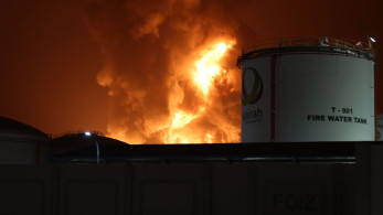 Τα Ηνωμένα Αραβικά Εμιράτα κλείνουν το μεγαλύτερο διυλιστήριο πετρελαίου της περιοχής μετά από επίθεση drone (video)