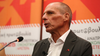 Πολιτικό θέατρο με σκηνικό το εδώλιο: Ο Βαρουφάκης και η τέχνη της αυτοθυματοποίησης