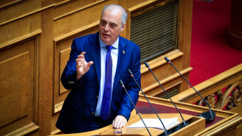 Ο Βελόπουλος διαμαρτύρεται ότι ο ανεξάρτητος βουλευτής Φλώρος τον αποκάλεσε «καράφλα»