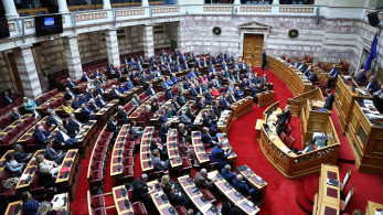 Βουλή: Πέρασε με 201 ψήφους η επιστολική ψήφος των αποδήμων - Πώς θα ψηφίζουν από το εξωτερικό
