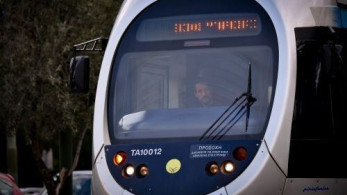ΣΤΑΣΥ: στο πειθαρχικό ο οδηγός του τραμ που κάπνιζε με τα πόδια στη κονσόλα εν ώρα οδήγησης