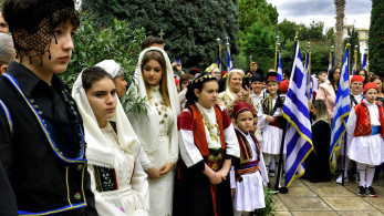 Μαθητές από πέντε σχολεία της Αττικής παρελαύνουν στη Γαύδο φορώντας παραδοσιακές στολές