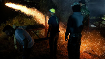 Χίος: τρεις άντρες και μία γυναίκα με εγκαύματα στο 50% του σώματος από αυτοσχέδιες ρουκέτες (video)