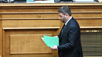 Η «ξυλολιάδα» του ΠΑΣΟΚ: τα περί παρακολουθήσεων και ο κουβάς του Ανδρουλάκη