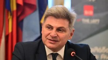 Ο Φαραντούρης τρέχει στον Ανδρουλάκη και τον αποκαλεί εν δυνάμει πρωθυπουργό